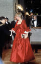 <p>Im März 1982 demonstrierte Prinzessin Diana bei einem Ausflug in das Londoner Barbican in einem David-Sassoon-Kleid in kräftigem Rot wie man den roten Teppich auch in Umstandsmode stilvoll betritt. Sie erwartete zu der Zeit Prinz William. [Foto: Getty] </p>