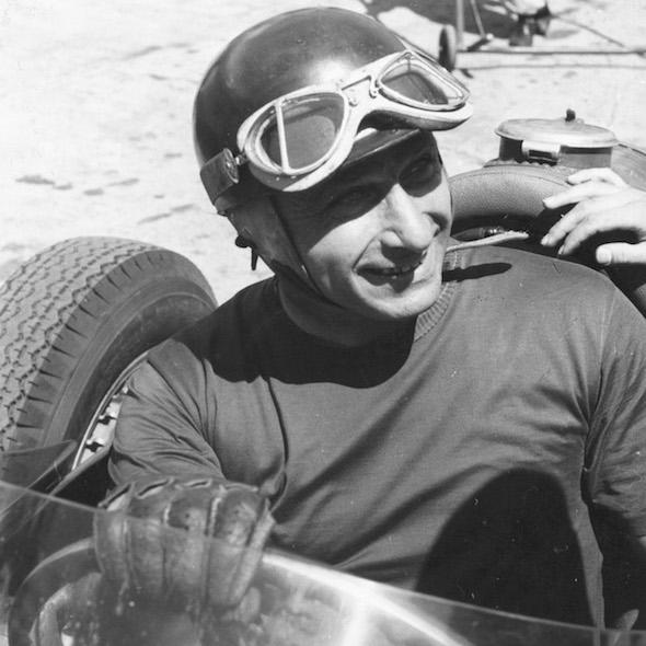 Fangio dopo la vittoria. Juan Manuel Fangio al volante della Maserati 250 F al termine del vittorioso GP di Germania 1957 che gli ha assegnato il quinto titolo mondiale di F1.