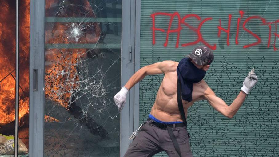 Un manifestante se enfrenta a la policía durante una marcha de conmemoración de un conductor adolescente asesinado a tiros por un policía, en el suburbio parisino de Nanterre, el 29 de junio de 2023. 