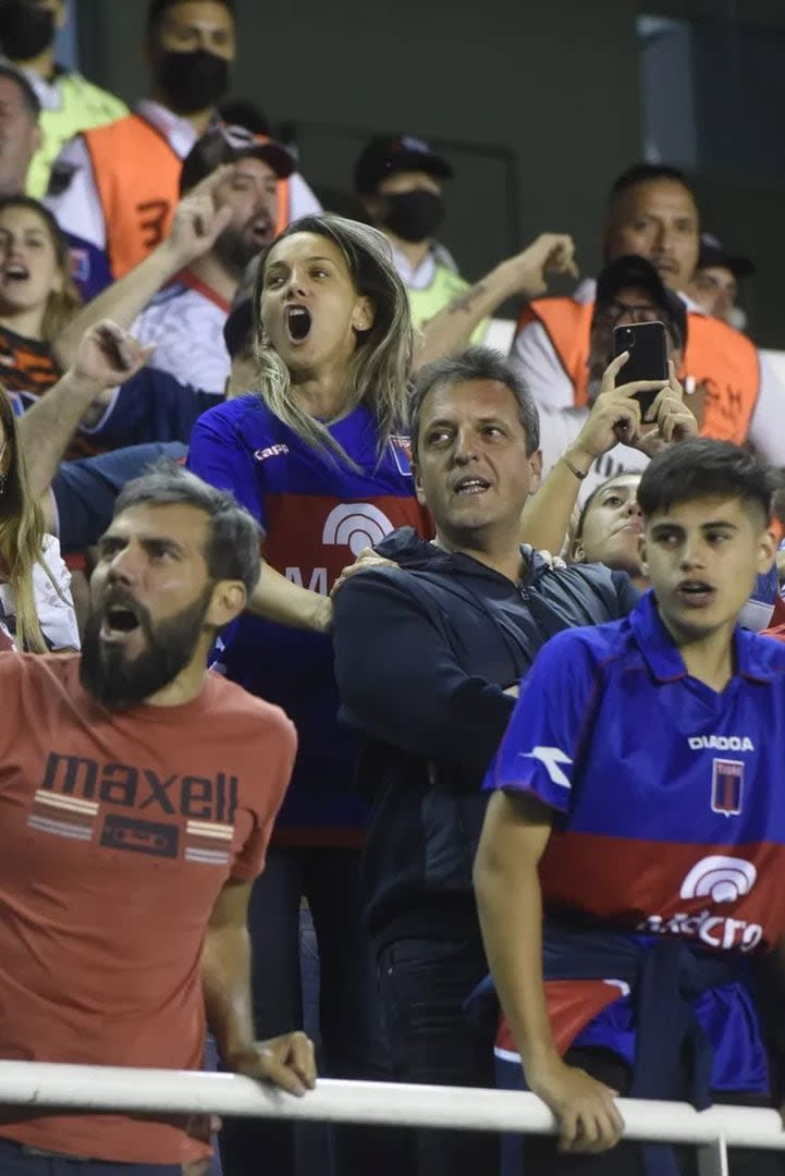 Malena grita el gol. su marido lo palpita: la foto es del último ascenso de Tigre a primera