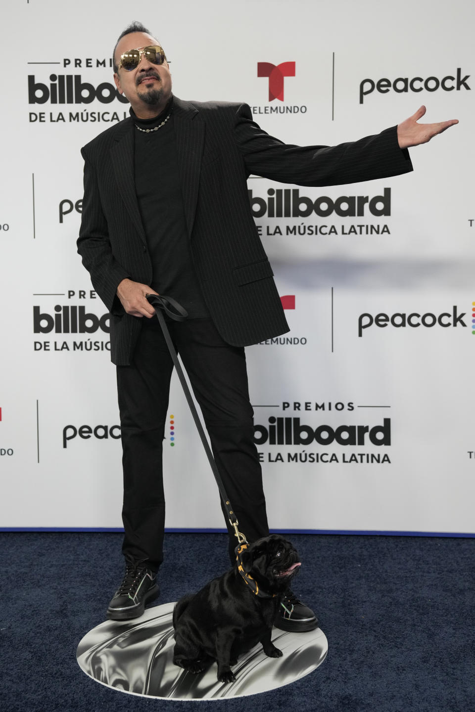 Pepe Aguilar posa con su perro Gordo al llegar a los Premios Billboard de la Música Latina el jueves 5 de octubre de 2023, en Coral Gables, Florida. (Foto AP/Rebecca Blackwell)