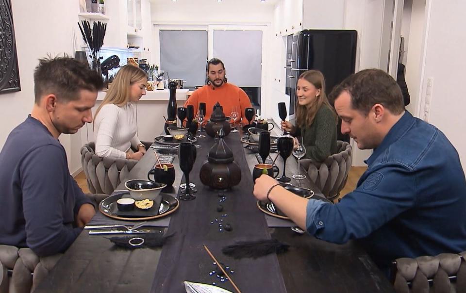 Die Dinner-Runde zeigt sich mäßig begeistert. Erheiterung verschafft ein Trinkspiel. (Bild: RTL)