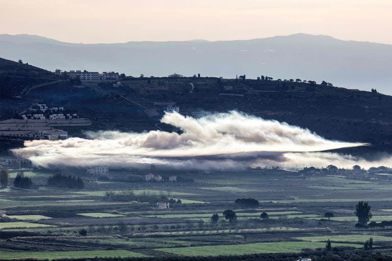 El humo de los bombardeos israelíes en las llanuras de Khiyam, cerca de la frontera con Israel, en el sur del Líbano, el 8 de enero de 2024.