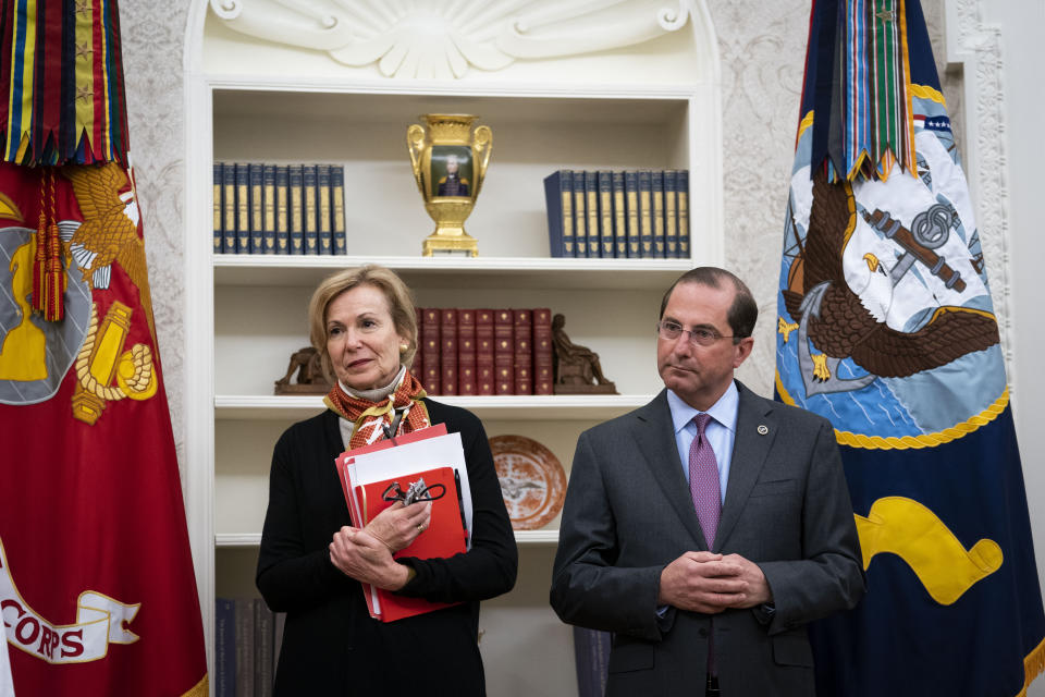 Deborah Birx y Alex Azar, secretario de Salud y Servicios Humanos, en el Despacho Oval de la Casa Blanca en Washington, el 6 de mayo de 2020. (Doug Mills/The New York Times)