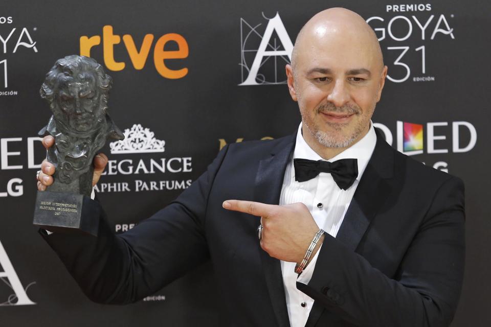 Spanish actor Roberto Alamo poses with his trophy after winning the best actor award for his role in the film "Que Dios nos perdone" during the Goya Film Awards Ceremony in Madrid, Sunday, Feb. 5, 2017. The Goya Awards are Spain's main national annual film awards. (AP Photo/Francisco Seco)