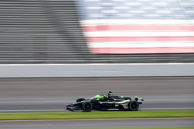 Agustín Canapino transita el autódromo de Indianápolis con las mayores velocidades de su vida; el argentino participará este domingo en las célebres 500 millas, por segundo año seguido.