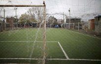 Vista de una cancha de fútbol en el barrio de Villa Azul en las afueras de Buenos Aires, Argentina, el lunes 25 de mayo de 2020. La cancha ha sido cerrada por el confinamiento por la pandemia de COVID-19. (AP Foto/Natacha Pisarenko)