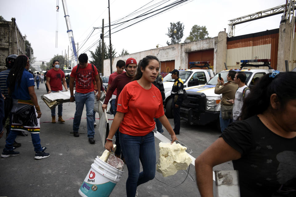 FOTOS: la fábrica destruida en México donde todos quieren ayudar