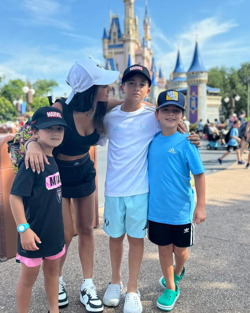 Antonela Roccuzzo llevó a sus hijos, Ciro, Thiago y Mateo, a Disney World