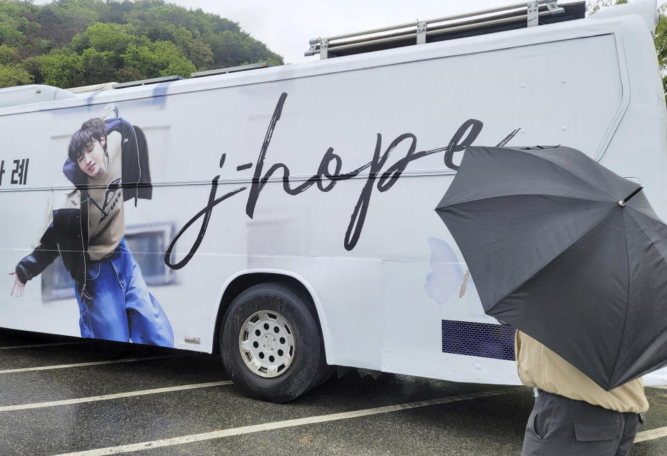 Una foto de J-Hope, miembro de la banda sudcoreana de K-pop BTS, en un autobús preparado por sus fans, cerca de un campo de entrenamiento militar en Wonju, Corea del Sur el 18 de abril de 2023. J-Hope de BTS ingresó el martes a un campo de entrenamiento en Corea del Sur para comenzar su servicio militar obligatorio de 18 meses, convirtiéndose en el segundo miembro del súper grupo del K-pop en unirse al ejército del país. (Yang Ji-woong/Yonhap vía AP)