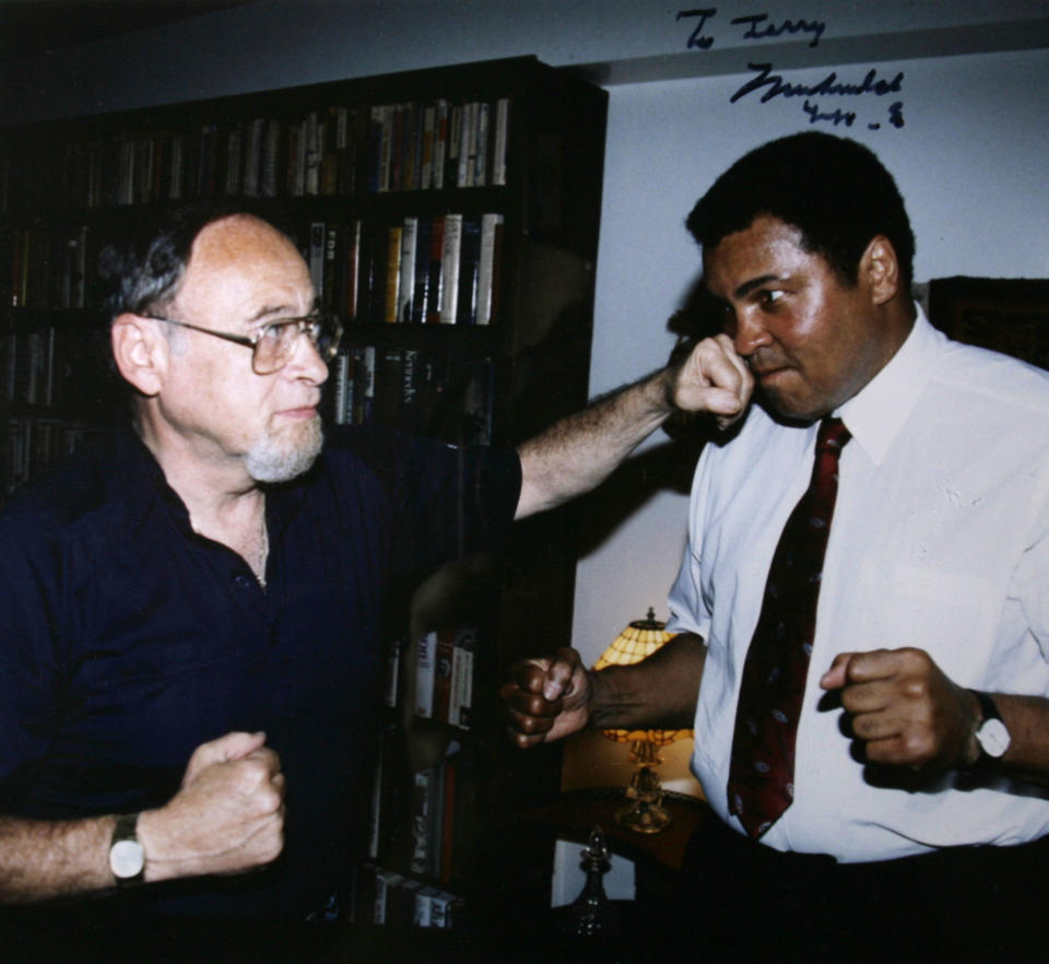 20060629JO 34/x Copy photo of Jerry Izenberg and Muhammad Ali in 1991. For upcoming Jerry Izenberg series. , NJ  6/29/06  10:58:32 AM 

