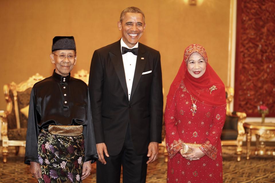 U.S. President Barack Obama, center, stands with Malaysian King Sultan Abdul Halim Mu'adzam Shah and Malaysian Queen Haminah Hamidun before a State Dinner at National Palace in Kuala Lumpur, Malaysia, Saturday, April 26, 2014. (AP Photo/Vincent Thian)