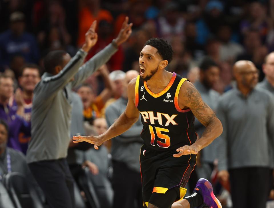 Nov 25, 2022; Phoenix, Arizona, USA; Phoenix Suns guard Cameron Payne (15) celebrates against the Detroit Pistons in the second half at Footprint Center.