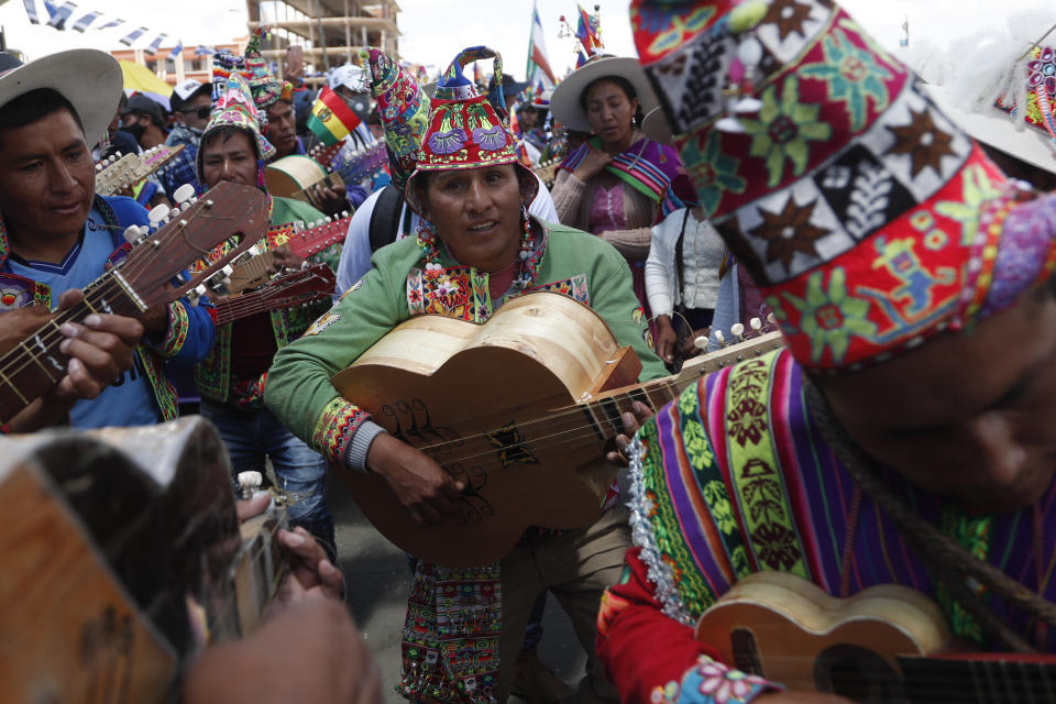 En esta imagen, tomada el 24 de octubre de 2020, músicos quechua participan en los festejos luego de que el conteo oficial declaró al izquierdista Luis Arce como ganador de las elecciones presidenciales, en El Alto, Bolivia. El conteo oficial, que terminó el viernes, dio una abrumadora victoria a Arce, una reivindicación para el partido Movimiento al Socialismo del derrocado expresidente Evo Morales, que tenía prohibido presentarse a los comicios. (AP Foto/Juan Karita)