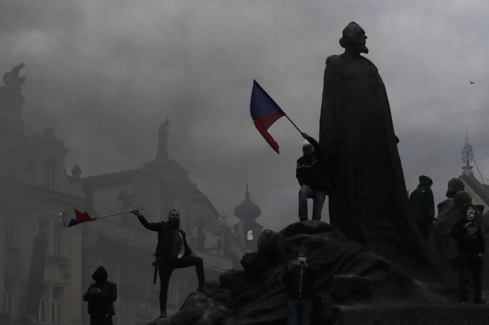 Le immagini del centro di Praga diventato un campo di battaglia: da una parte i manifestanti che protestavano contro il divieto di eventi sportivi nell'ambito delle misure anti-Covid, dall'altra la polizia che, al lancio di sassi e petardi, ha risposto con lacrimogeni e cannoni ad acqua. (AP Photo/Petr David Josek)