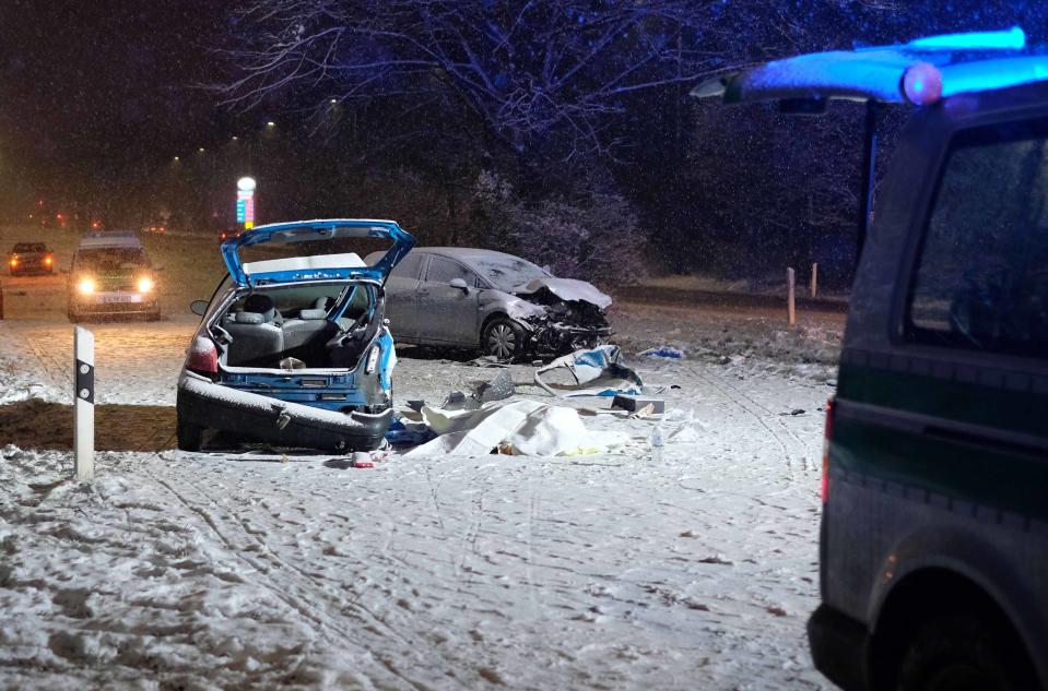 <p>Auf einer schneebedeckten Straße im bayrischen Nürnberg stehen zwei demolierte Fahrzeuge. Bei einem Zusammenstoß zweier PKWs kam ein 23 Jahre alter Mann ums Leben. Der Mann saß als Beifahrer im Wagen, der aus ungeklärter Ursache auf die Gegenfahrbahn geschleudert wurde. (Bild: Sven Grundmann/NEWS5/Dpa) </p>