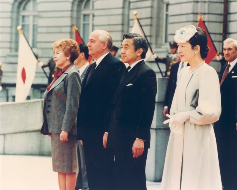   戈巴契夫92歲了，眼看普丁，心中感慨萬千。圖 與前日本明仁天皇伉儷。（圖／出色文化、 戈巴契夫基金會提供）