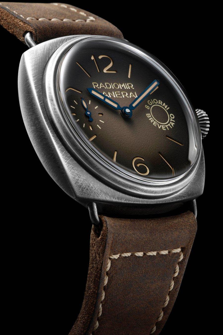 PANERAI Radiomir Otto Giorni 沛納海重新詮釋1935年為義大利海軍製造的第一枚軍用潛水腕錶，座墊形錶殼尺寸從47mm縮小至45mm，材質採用獨家Brunito eSteel™呈現舊化質感；漸層色三明治面盤，則取材自1956年為埃及海軍製造的八日鏈長動力腕錶設計。機芯搭載自製P.5000手上鏈機芯，擁有達8日的動力儲存。 功能：時、分、小秒針指示 機芯：手上鏈機芯 定價約NT$299,000。