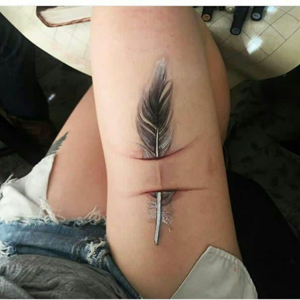 <p>El efecto de este tatuaje es alucinante. El tatuador utilizó la doble cicatriz para que parezca que la pluma se mete dentro de la piera y sale por el otro lado. </p>