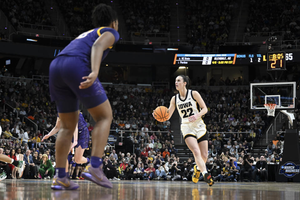 Iowa guard Caitlin Clark (22) sets up the offense against LSU during the second half of an Elite Eight round college basketball game during the NCAA Tournament, Monday, April 1, 2024, in Albany, N.Y. (AP Photo/Hans Pennink)