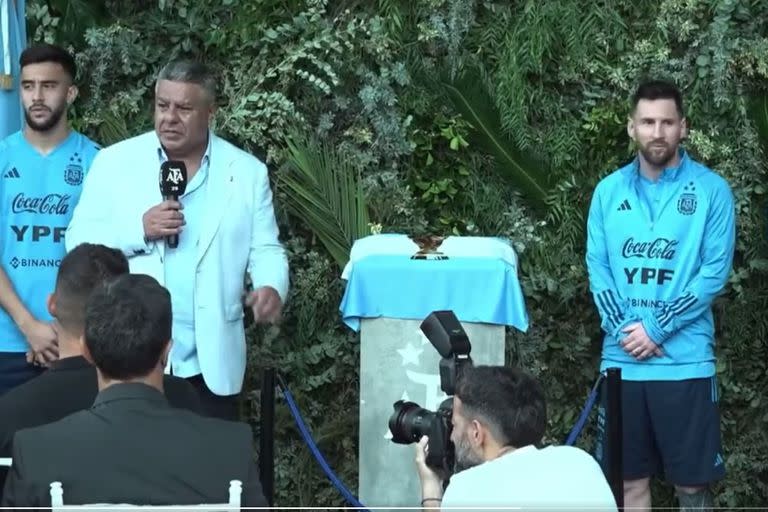 El presidente de la AFA, Claudio "Chiqui" Tapia, junto a Lionel Messi, en el predio de Ezeiza