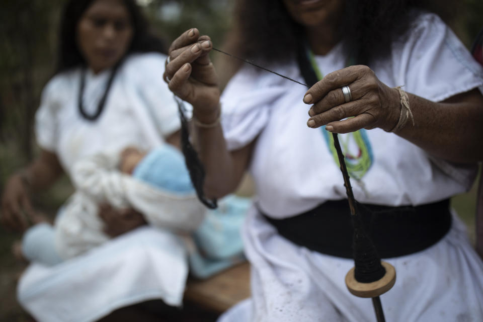 Una mujer indígena arhuaco teje un bolso en Nabusimake en la Sierra Nevada de Santa Marta, Colombia, el lunes 16 de enero de 2023. (AP Foto/Iván Valencia)