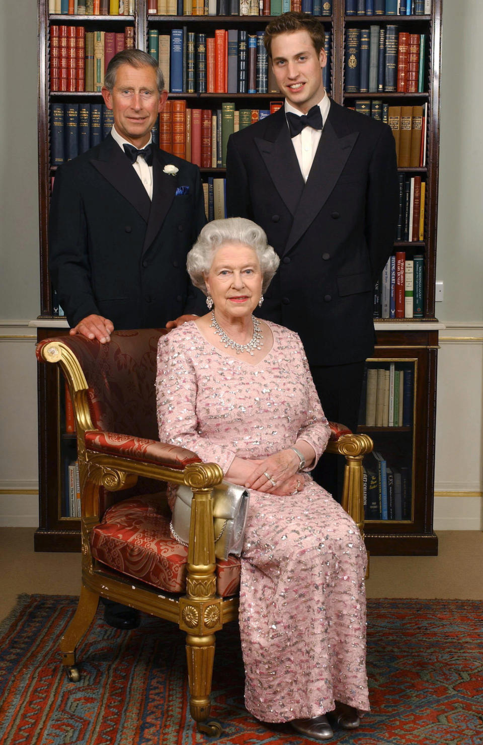 ARCHIVO - La reina Isabel II de Gran Bretaña posa con su hijo mayor, el príncipe Carlos, a la izquierda, y su nieto mayor, el príncipe Guillermo, el 2 de junio de 2002 en la Casa Clarence en Londres. (Foto AP/Kirsty Wigglesworth, Pool, archivo)