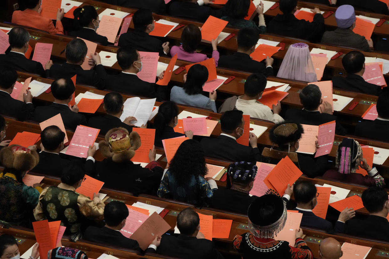 Die Delegierten halten Stimmzettel in der Hand, während sie sich auf die Wahl der Staatsoberhäupter während einer Sitzung des Nationalen Volkskongresses (NVK) Chinas in der Großen Halle des Volkes in Peking am Freitag, den 10. März 2023 vorbereiten. (AP Photo /Mark Schiefbein)