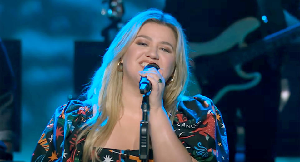 Kelly Clarkson was all smiles while covering Billy Joel's 