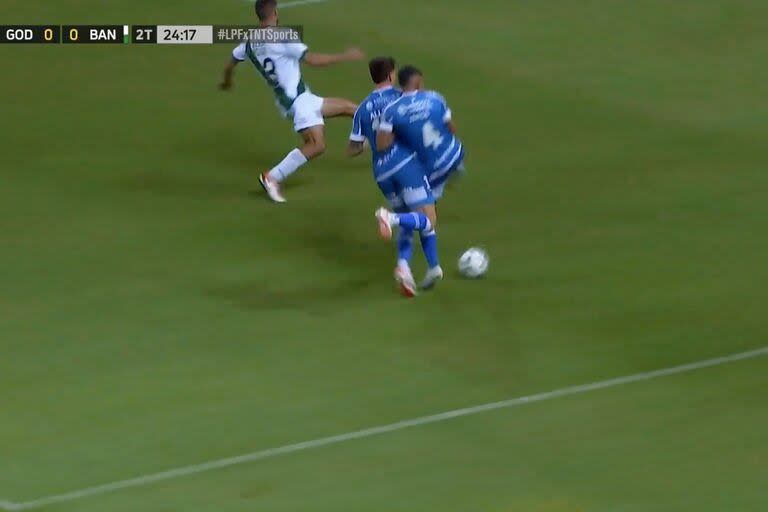 Tadeo Allende y Lucas Arce se molestan cuando ambos intentan rematar al arco de Banfield, ante el cruce de Emiliano Insúa; los futbolistas de Godoy Cruz desaprovecharon la chance, pero no la lamentaron porque el equipo pasó a una semifinal por la Copa de la Liga Profesional.