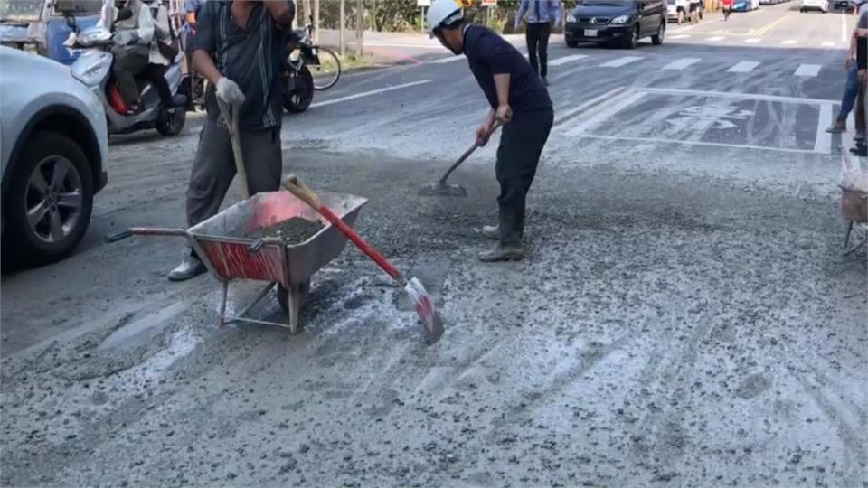 灌漿模板承受不住壓力 水泥從天而降砸傷騎士