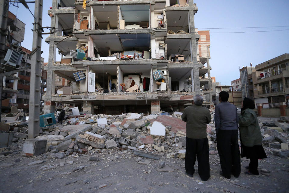 <p>In this photo provided by the Iranian Students News Agency, ISNA, people look at destroyed buildings after an earthquake at the city of Sarpol-e-Zahab in western Iran, Nov. 13, 2017.(Photo: Farzad Menati/Tasnim News Agency via AP) </p>