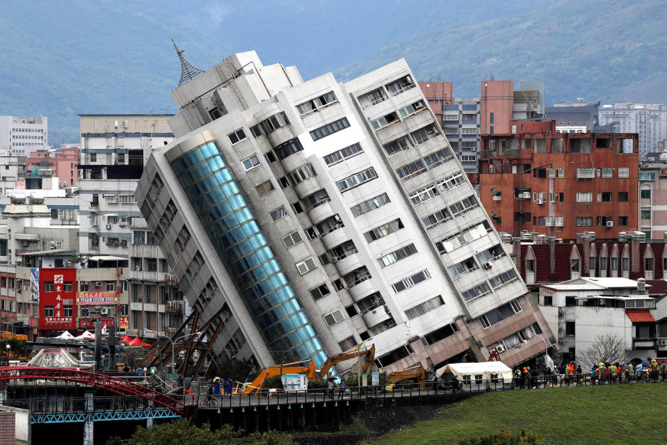 <p>Nach einem Erdbeben in Hualien, Taiwan, ist ein Wohnhaus akut einsturzgefährdet. Bei dem Beben der Stärke 6,0 kamen mindestens vier Menschen ums Leben, über 220 wurden teils schwer verletzt und hunderte Menschen gelten als vermisst. (Bild: REUTERS/Tyrone Siu) </p>