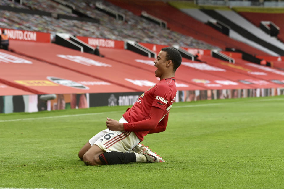 El delantero de Manchester United Mason Greenwood celebra tras anotar un gol en un partido contra Bournemouth en la Liga Premier inglesa el sábado, 4 de julio del 2020. (Peter Powell/Pool vía AP)