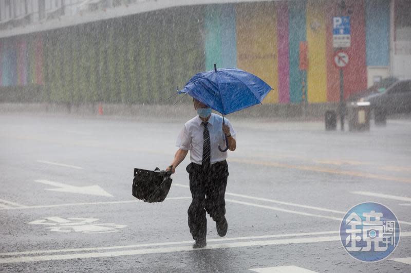 今明兩天需嚴防劇烈天氣，民眾出門記得攜帶雨具。（示意圖，本刊資料照）