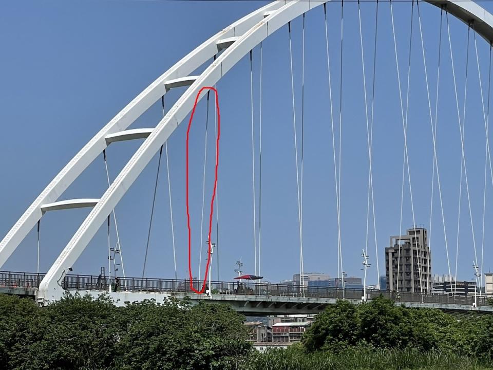 新北新月橋在4/3花蓮強震發生後，當天就有1條吊索發生彎曲現象。   圖：林昀真/翻攝