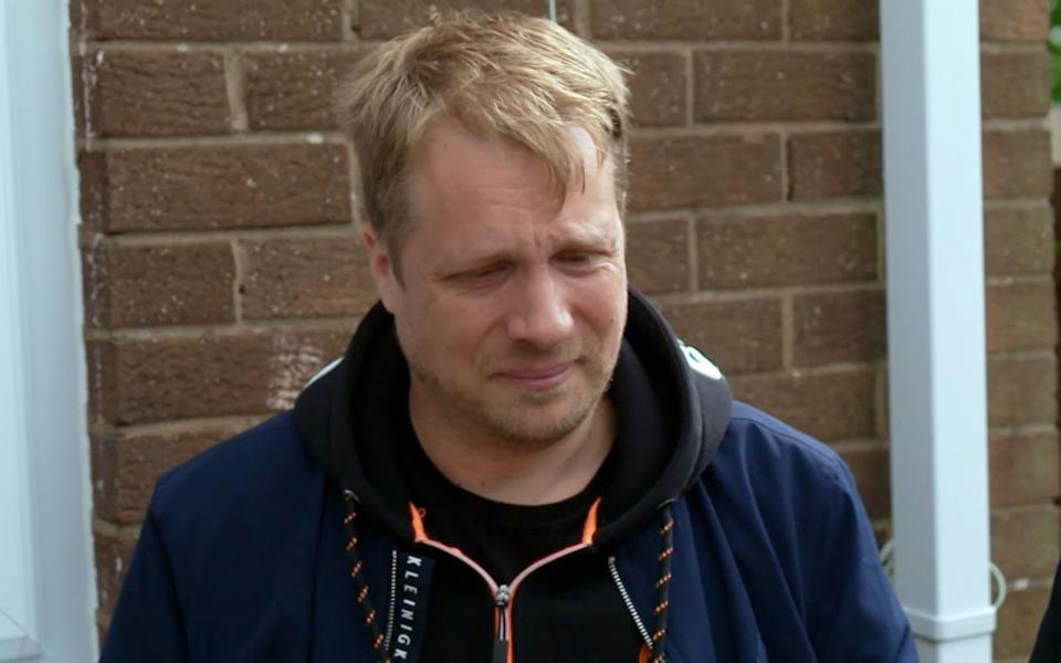 Plötzlich von Tränen übermannt: Oliver Pocher wurde auf britischen Boden mit einem Stück Familiengeschichte konfrontiert. (Bild: RTL)