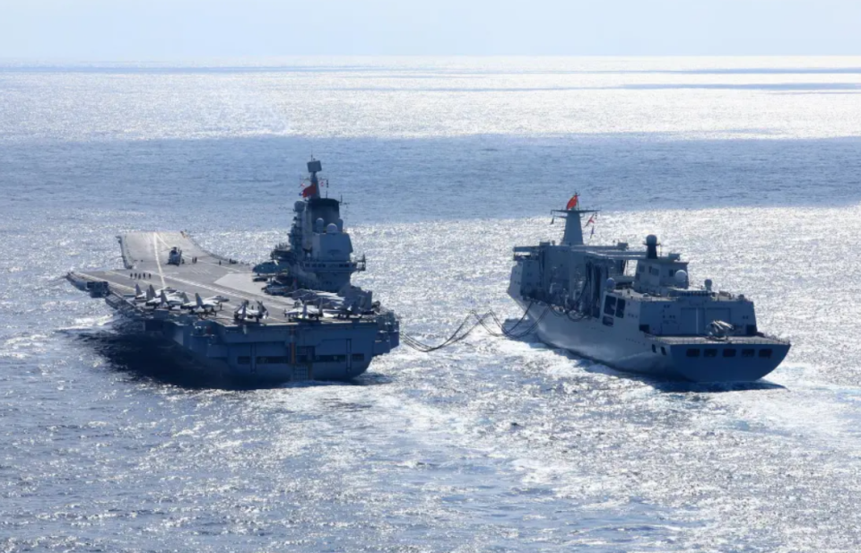 中國目前有 3 艘航空母艦，其中正在服役的僅有 2 艘，圖為中國海軍航母編隊。   圖：翻攝自鋒芒FM