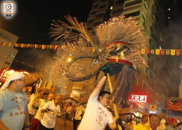 堪輿學家指，昨夜一場黑雨帶來的啟示，是天意要香港今年不能舞火龍驅疫。