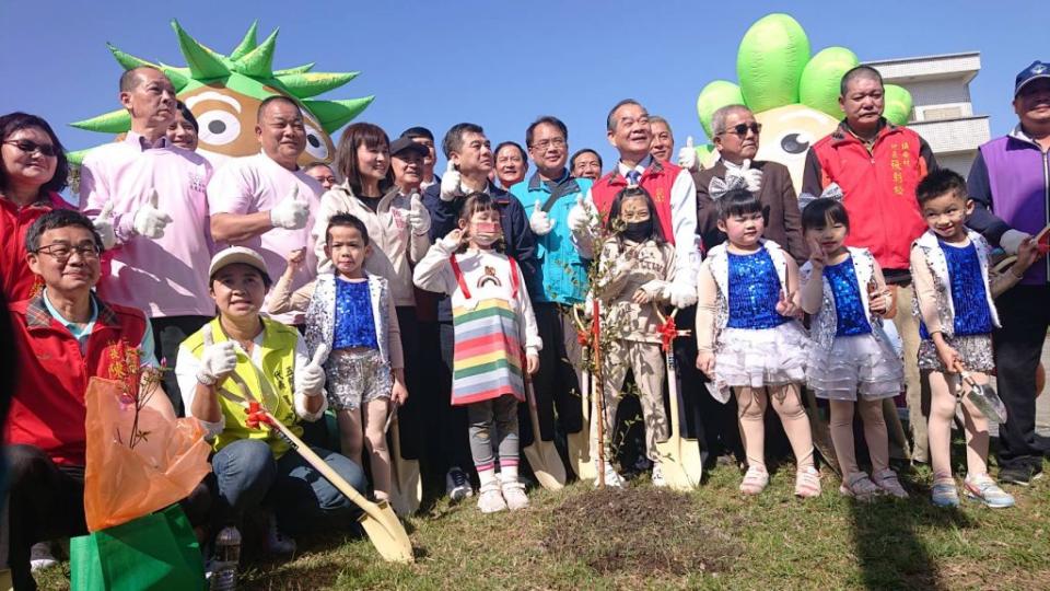 羅東林管處與五結鄉公所五日在五結孝威德義宮及排水堤岸旁道路，共同辦理植護樹暨親子健行活動。（羅東林管處提供）