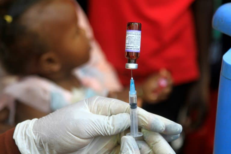 Une infirmière soudanaise prépare une dose de vaccin contre la rougeole et la rubéole, le 22 janvier 2024 à Gedaref au Soudan (-)