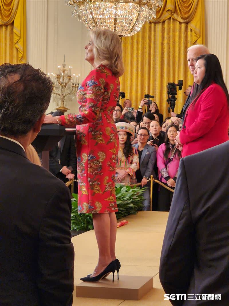 美國總統拜登（Joe Biden）與第一夫人吉兒（Jill Biden）穿著上也特別選擇喜氣的紅色，並表示能和大家一起慶祝農曆新年感到很榮幸、開心。（圖／Ming Chiang 授權提供）
