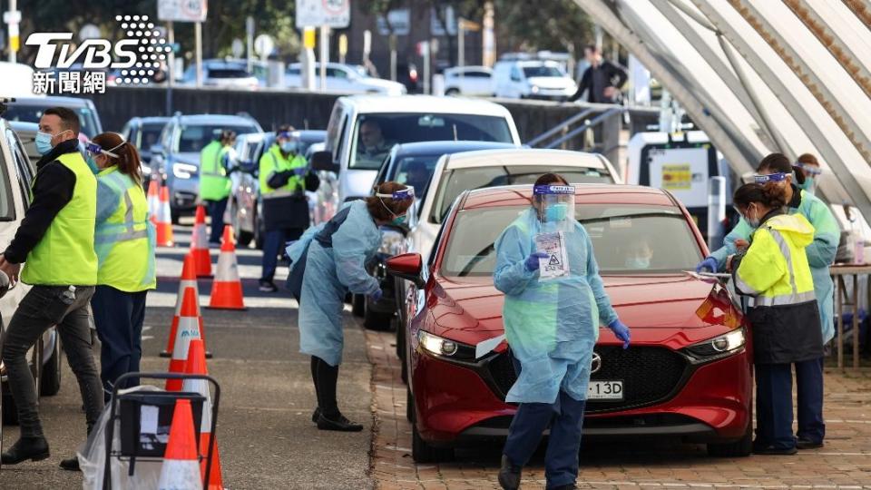 民眾在車內讓醫療人員採檢。（圖／達志影像路透社）