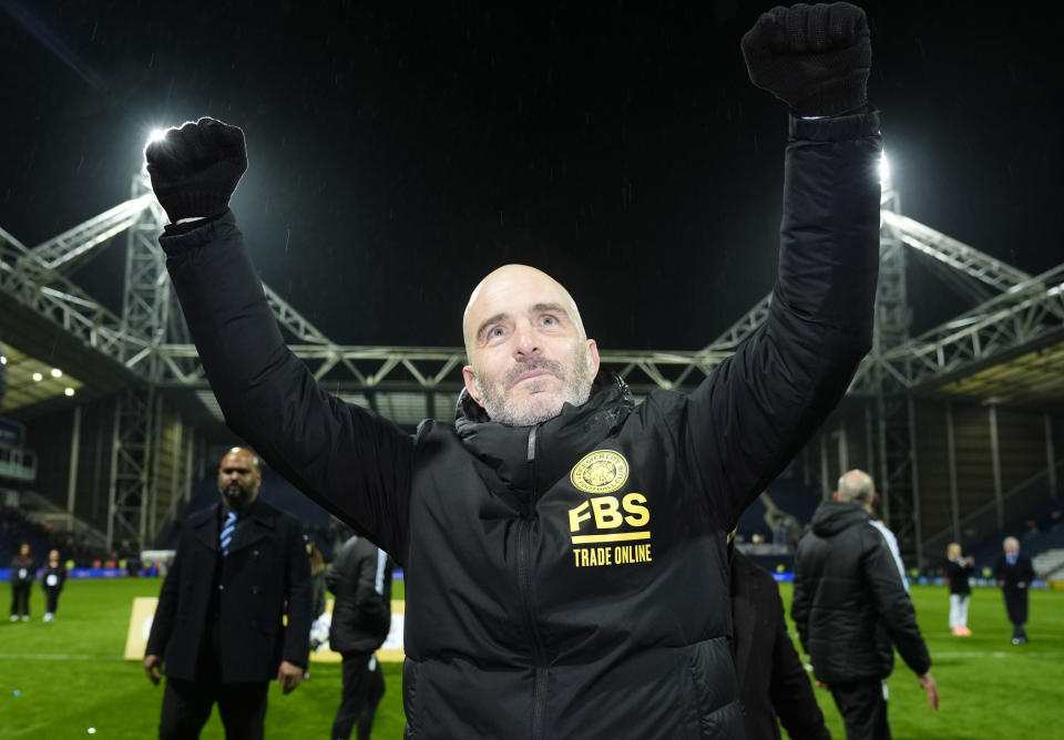 El técnico del Leicester Enzo Maresca celebra tras confirmar el título de la Championship tras el duelo ante Preston North End y el retorno del equipo a la Liga Premier el 29 de abril del 2024. (Nick Potts/PA via AP)