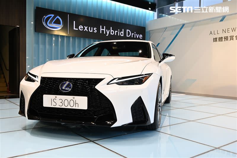 LEXUS全新改款IS具備更銳利的車身線條。（圖／鍾釗榛攝影）