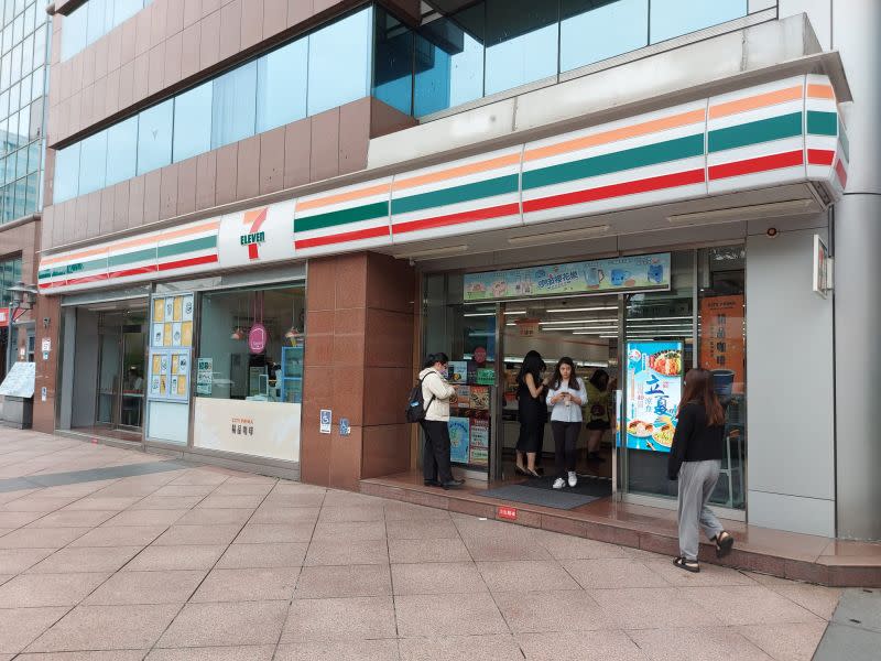 ▲網友找出擺設思樂冰機台的門市，是位於台北市松山區的7-11總部門市，不過還沒正式開賣。（圖/爆廢公社二館）
