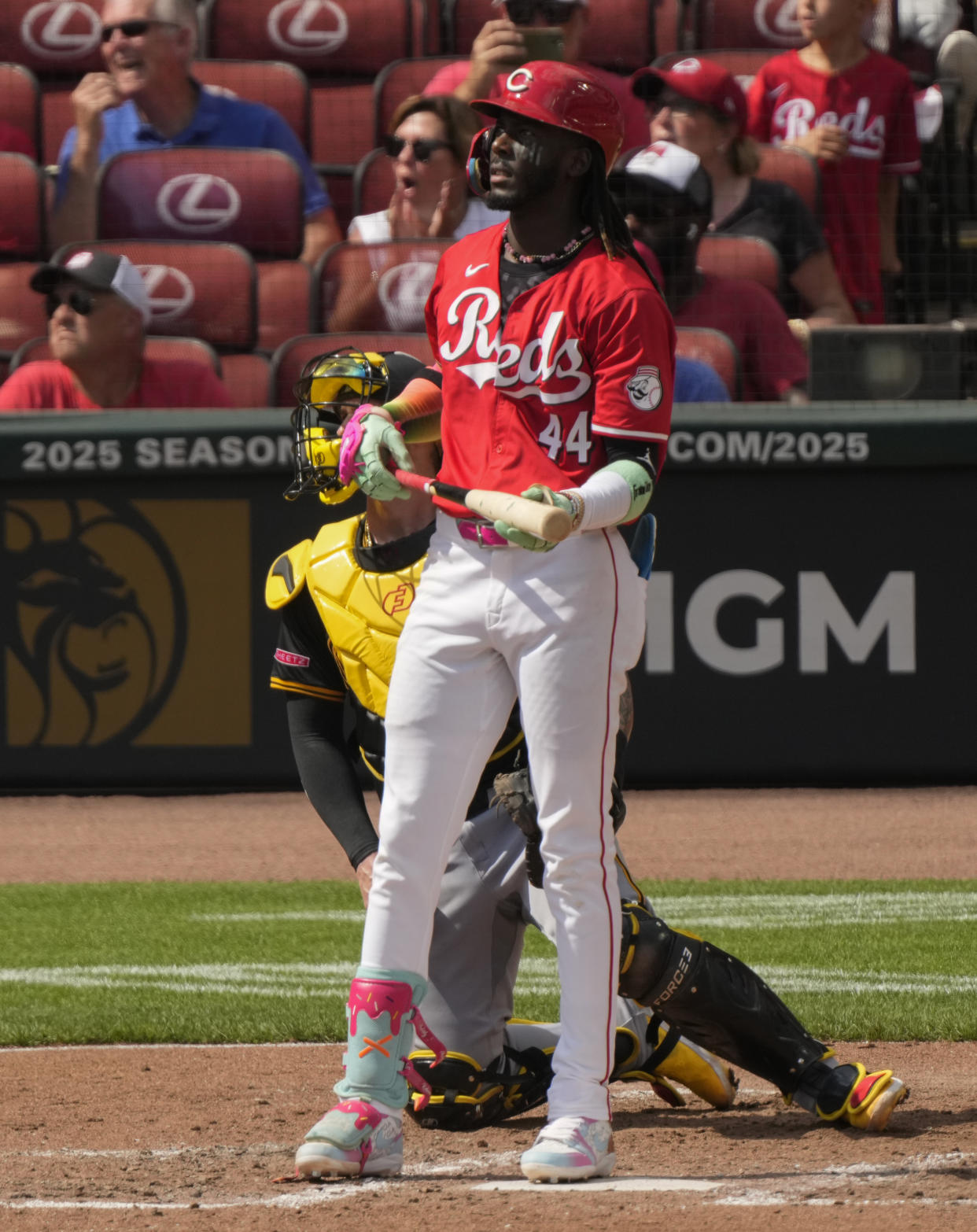 Cincinnati Reds' Elly De La Cruz watches his three-run homer with Pittsburgh Pirates catcher Yasmani Grandal during the fourth inning of a baseball game, Saturday, Sept. 21, 2024, in Cincinnati. (AP Photo/Carolyn Kaster)