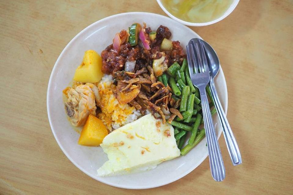 My incredibly affordable lunch for RM7 with steamed egg, long beans, chicken curry, sweet and sour pork and fried 'ikan bilis'.