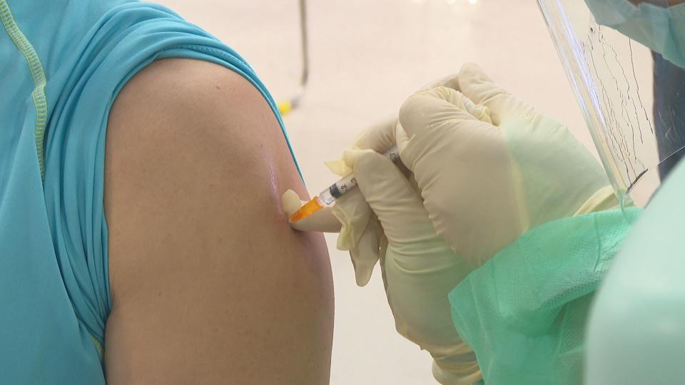 各國面對新冠疫情的態度逐步常態化，日本財務省7日針對新冠疫苗提出「自費接種」建議。（資料畫面）