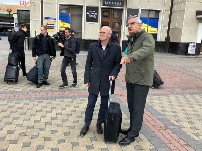 Peter Tschentscher (L), First Mayor of Hamburg, is welcomed on arrival in Kiev by Martin Jaeger, German Ambassador in Kiev. Martin Fischer/dpa-Zentralbild/dpa